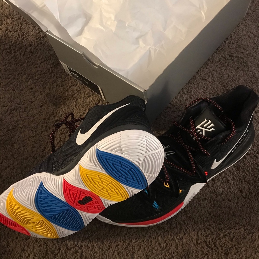 Nike Kyrie 5 F.R.I.E.N.D.S